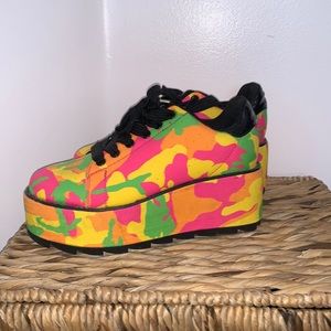 YRU LALA NEON CAMO PLATFORM SNEAKERS